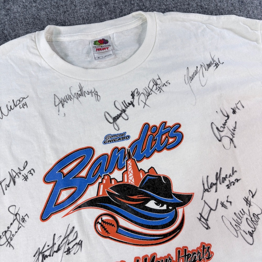 Chicago Bandits Signed T-Shirt Mens XL Signed & 2010 Carry On Magazine w/Autos